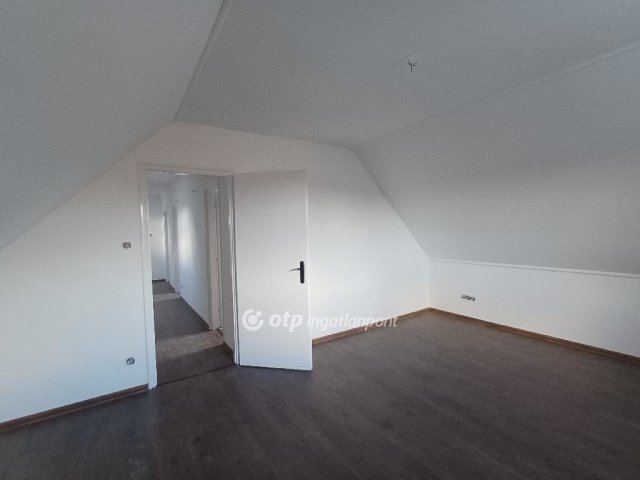 Eladó családi ház, Ercsiben 94.9 M Ft, 5 szobás