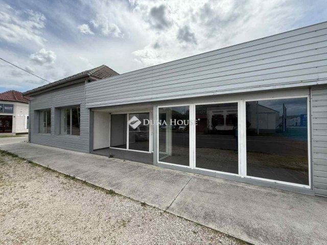 Eladó családi ház, Kecskeméten 100 M Ft, 2 szobás