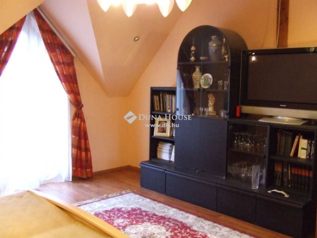 Eladó családi ház, Esztergomban 250 M Ft, 6 szobás