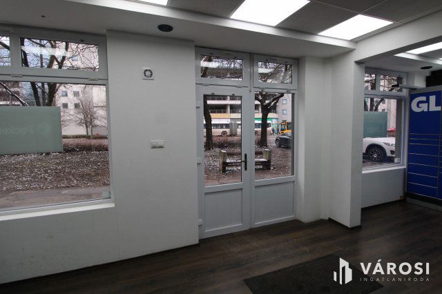 Eladó üzlethelyiség, Békéscsabán 38.9 M Ft