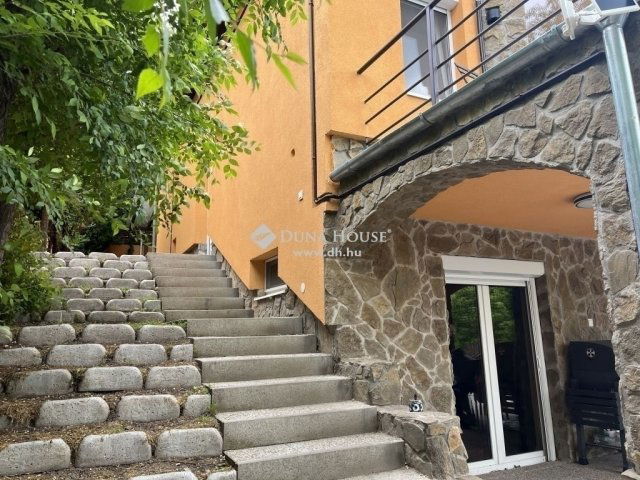 Eladó családi ház, Budaörsön 165 M Ft, 7 szobás