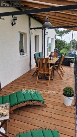 Eladó családi ház, Pécsett 122 M Ft, 2 szobás