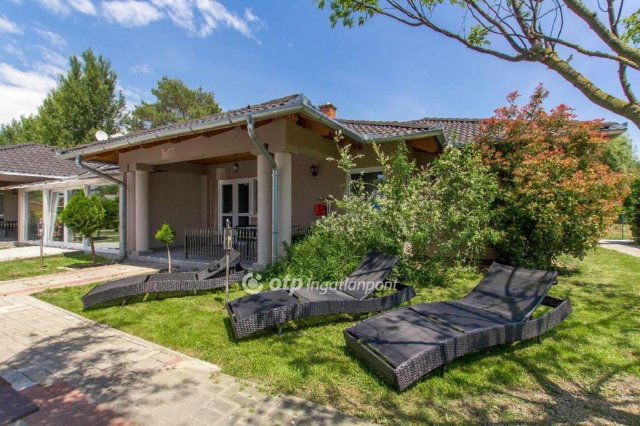 Eladó családi ház, Balatonfenyvesen 369 M Ft, 12 szobás