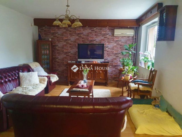 Eladó családi ház, Pécsett 165 M Ft, 8 szobás