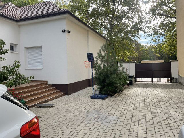 Eladó családi ház, Komáromban 96 M Ft, 4 szobás
