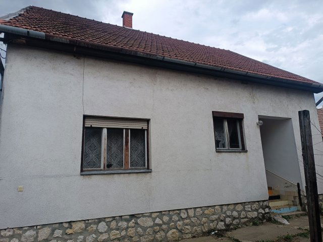 Eladó családi ház, Devecseren 26.5 M Ft, 4 szobás