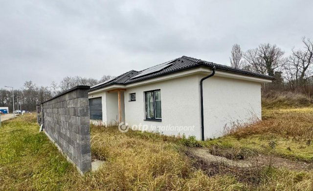 Eladó családi ház, Máriakálnokon 179.9 M Ft, 5 szobás