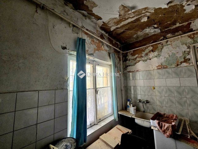 Eladó családi ház, Pécsett 13.9 M Ft, 1 szobás