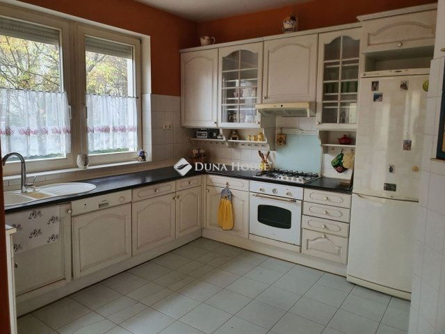 Eladó téglalakás, Budakeszin 135 M Ft, 5 szobás