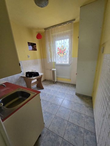 Eladó panellakás, Komlón, Nagyszántó utcában 26.5 M Ft