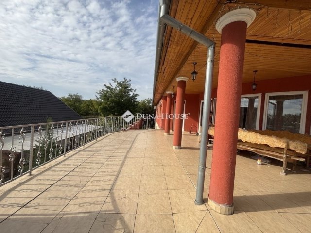 Eladó családi ház, Pécsett 79.9 M Ft, 7 szobás