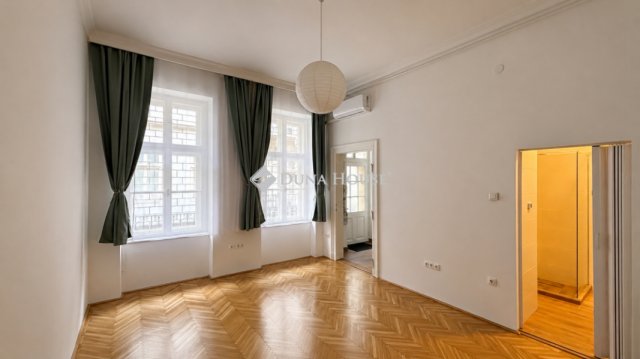 Eladó téglalakás, Budapesten, V. kerületben 69.9 M Ft, 2 szobás
