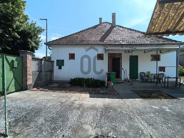 Eladó családi ház, Pakson 37 M Ft, 3 szobás