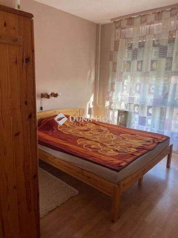 Eladó panellakás, Pécsett 58.7 M Ft, 3 szobás