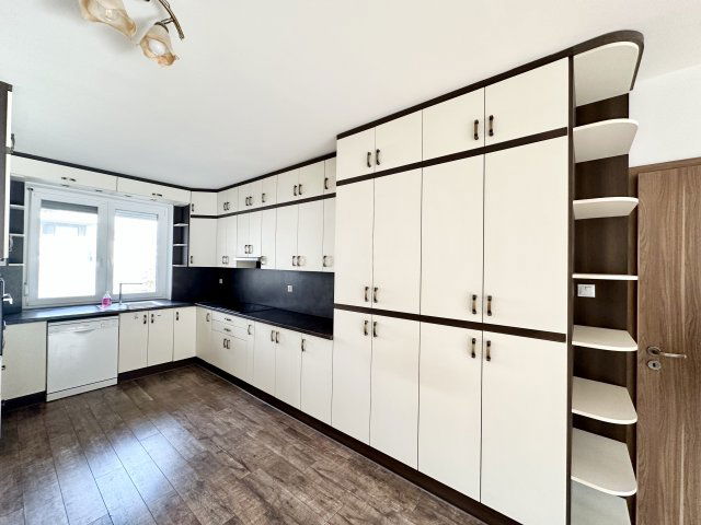 Eladó családi ház, Debrecenben 185 M Ft, 5 szobás