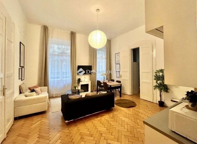 Eladó téglalakás, Budapesten, VI. kerületben 150 M Ft, 4 szobás