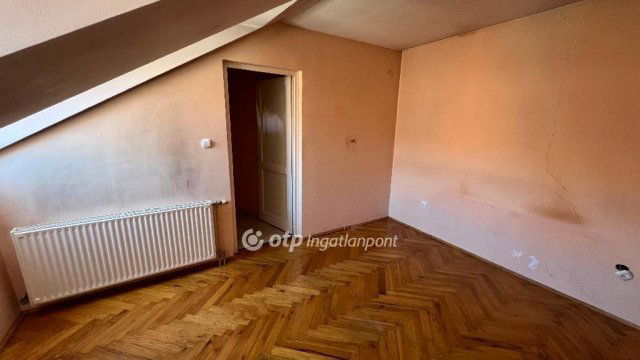 Eladó téglalakás, Pápán 36 M Ft, 3+1 szobás
