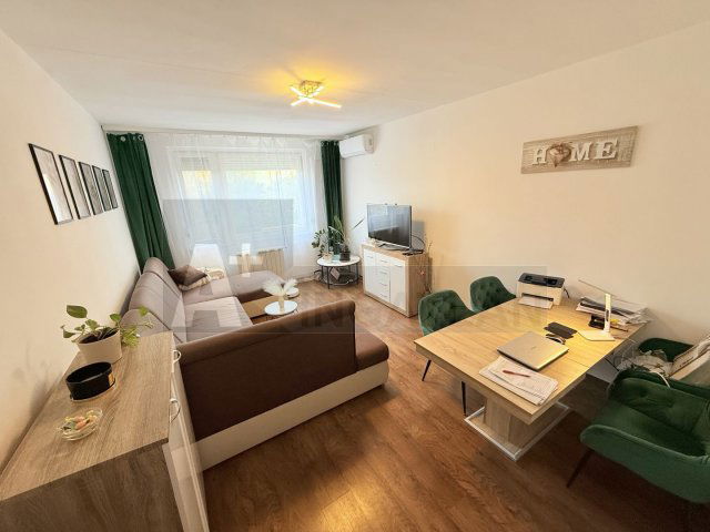 Eladó panellakás, Szegeden 56.9 M Ft, 3 szobás