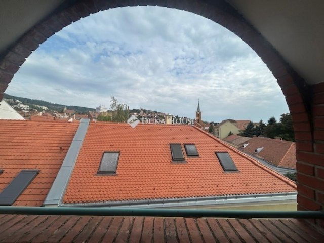 Eladó téglalakás, Pécsett 109.9 M Ft, 4 szobás