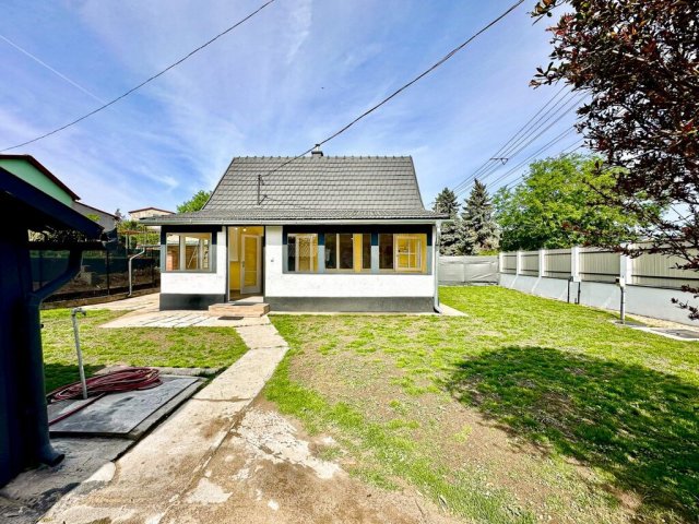 Eladó családi ház, Szigetszentmiklóson 59.99 M Ft, 2 szobás