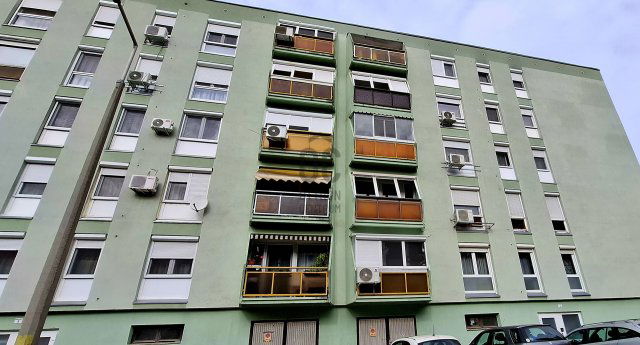 Eladó panellakás, Pécsett 43.99 M Ft, 3 szobás