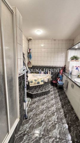 Eladó családi ház, Pécsett 99 M Ft, 3 szobás
