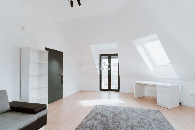 Eladó családi ház, Velencén 339 M Ft, 9 szobás