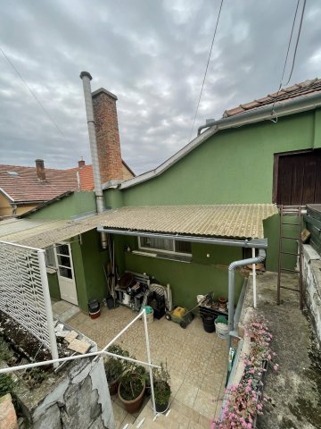 Eladó ikerház, Komlón, Nyár utcában 29.9 M Ft, 3 szobás