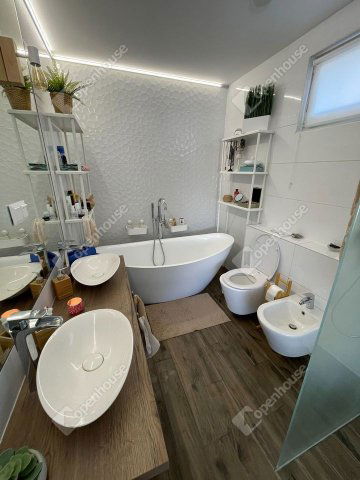 Eladó családi ház, Ajkán 299 M Ft, 5 szobás