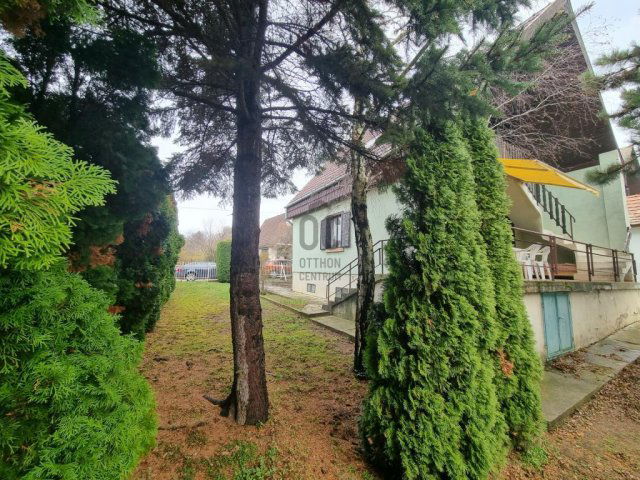 Eladó nyaraló, Balatonkenesén 68 M Ft, 6 szobás
