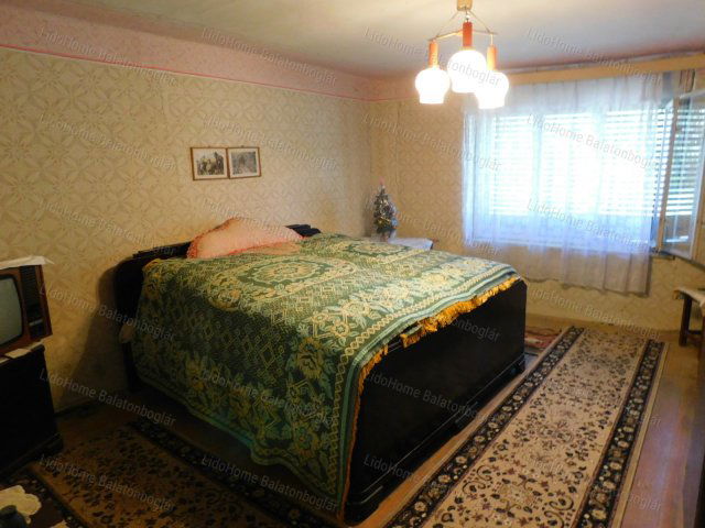 Eladó családi ház, Karádon 12 M Ft, 3 szobás