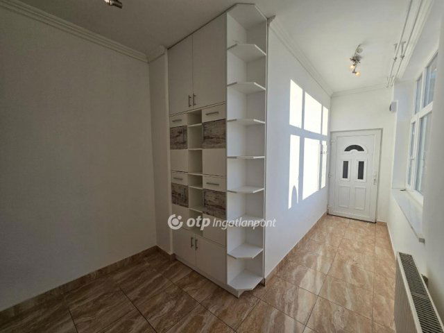 Eladó téglalakás, Pápán 59.9 M Ft, 3 szobás