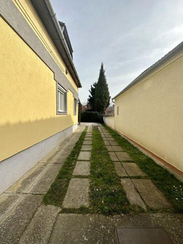 Eladó családi ház, Keszthelyen 75 M Ft, 6 szobás