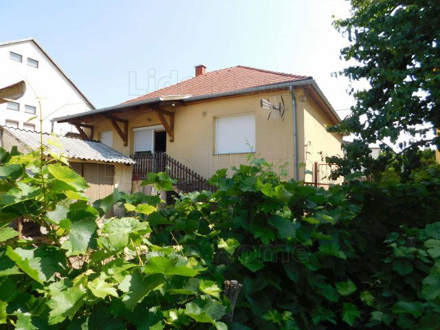 Eladó családi ház, Székesfehérvárott 98 M Ft, 10 szobás
