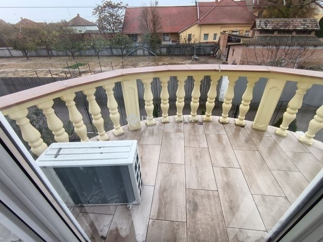 Eladó családi ház, Szegeden 92 M Ft, 5 szobás