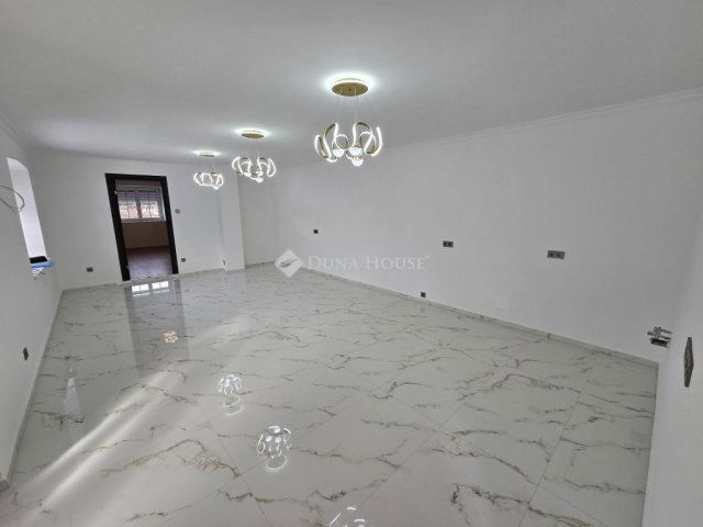 Eladó családi ház, Lajoskomáromban 53.5 M Ft, 4 szobás