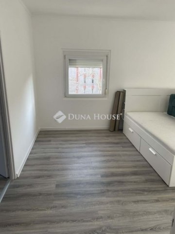 Eladó panellakás, Pécsett 57 M Ft, 2 szobás