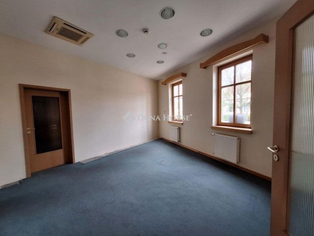 Eladó családi ház, Villányban 130 M Ft, 5 szobás