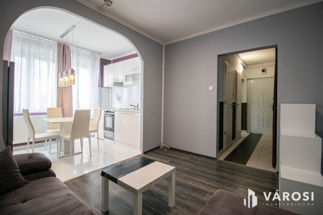 Eladó panellakás, Győrött 55.9 M Ft, 2+1 szobás