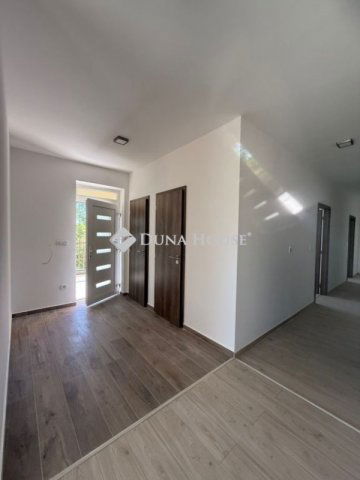 Eladó ikerház, Nagytarcsán 130.7 M Ft, 4 szobás