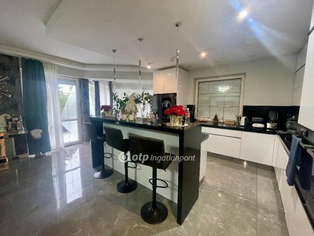 Eladó családi ház, Biatorbágyon 390 M Ft, 7 szobás