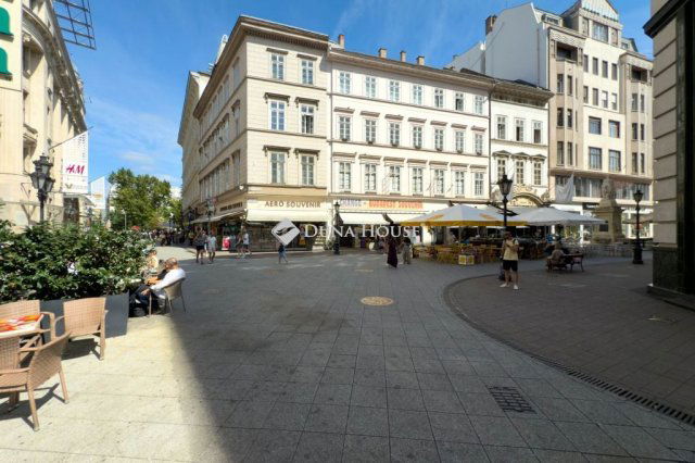 Eladó téglalakás, Budapesten, V. kerületben, Kristóf téren