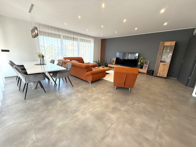 Eladó családi ház, Pécsett 229 M Ft, 4 szobás