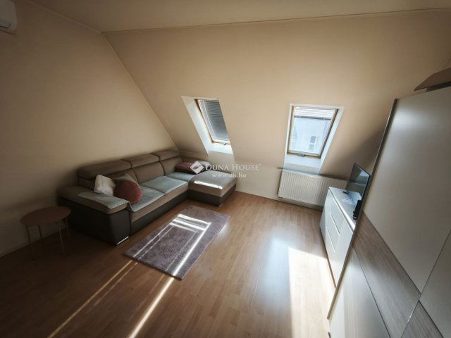 Eladó téglalakás, Pécsett, Vadász utcában 35.5 M Ft, 1 szobás