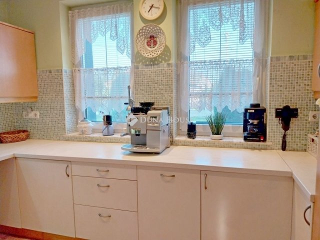 Eladó családi ház, Bőn 94.5 M Ft, 6 szobás