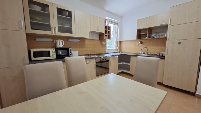 Kiadó téglalakás, albérlet, Pécsett 350 E Ft / hó, 4 szobás