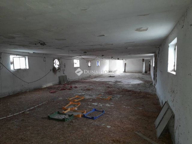 Eladó családi ház, Komáromban 76.5 M Ft, 5 szobás