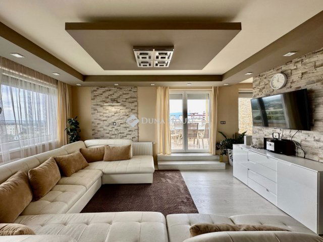 Eladó téglalakás, Pécsett, Fellbach utcában 125 M Ft, 2 szobás