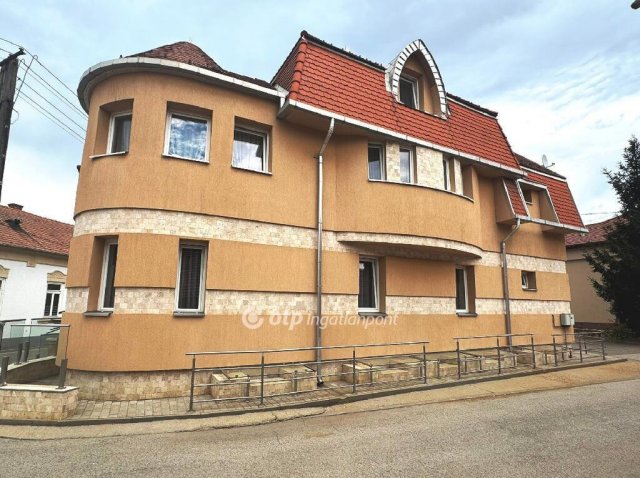 Eladó családi ház, Tiszafüreden 159 M Ft, 6 szobás