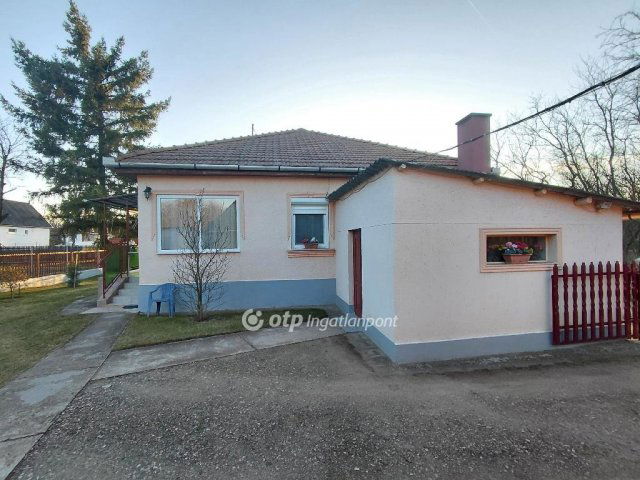 Eladó nyaraló, Jászberényben 30 M Ft, 2 szobás